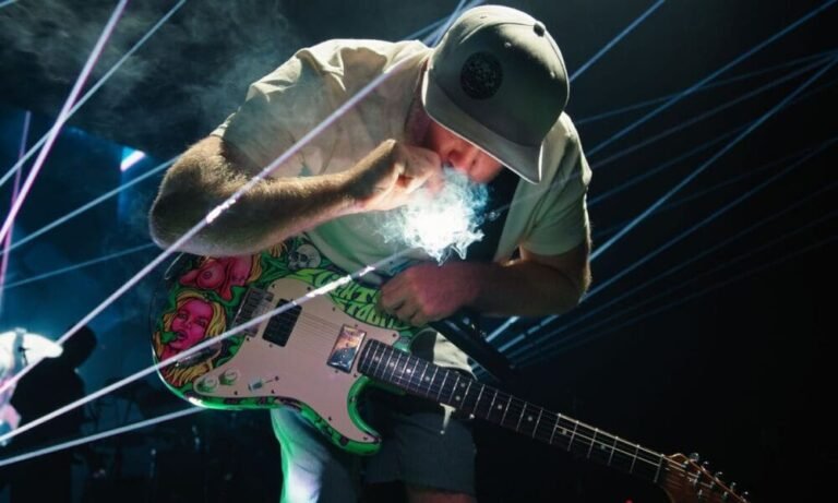 Slightly Stoopid zapala laserem jointa z marihuaną na koncercie w Teksasie, podczas gdy prawodawcy debatują nad zakazem konopi