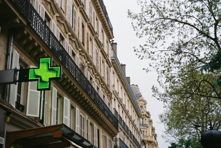 Francja wyznacza lipiec jako termin wprowadzenia przepisów dotyczących marihuany medycznej, a opublikowane wcześniej badanie wskazuje na spadek stosowania opioidów